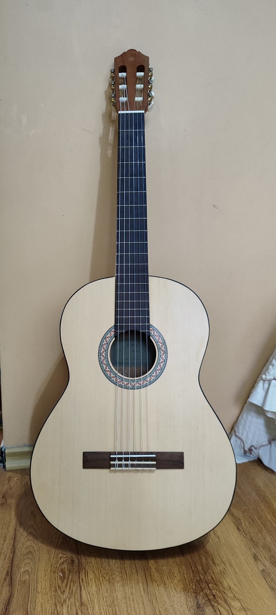 Срочно продам гитару Yamaha C 40 M