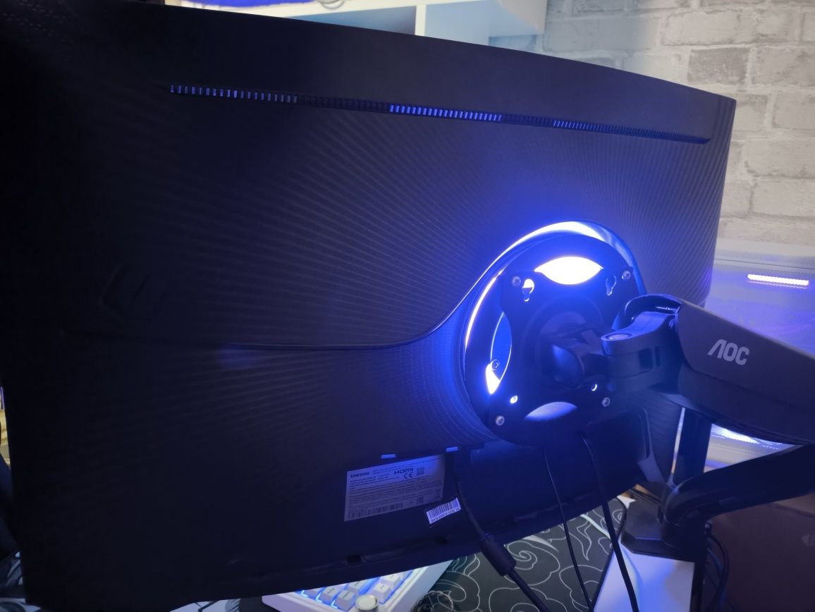 Samsung odyssey G7  32 дюйма