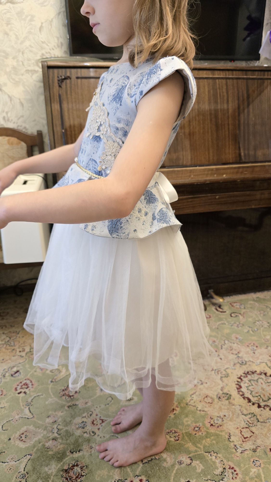 Продам нарядное платье для девочки 6-7 лет