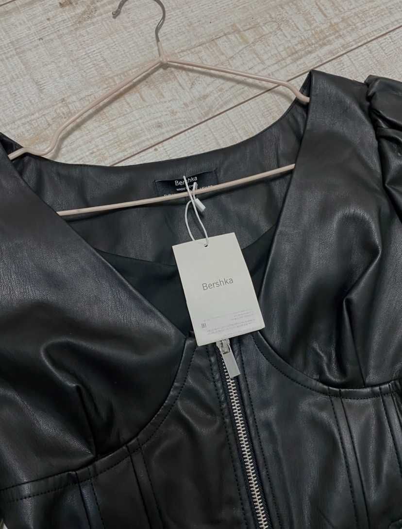 Платье мини кожаное Bershka, новое с этикеткой. 42-44. Торг