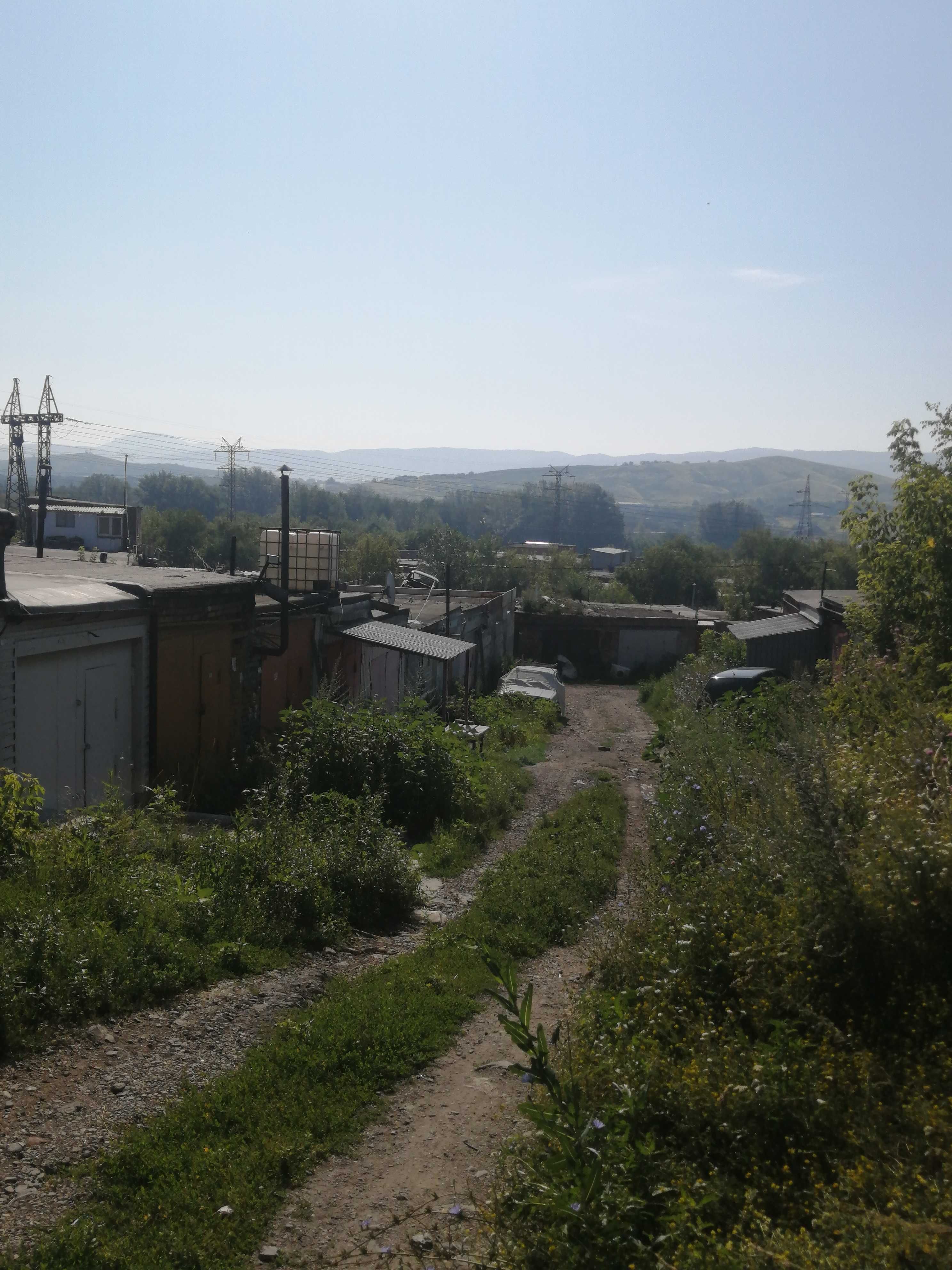 Два гаража в разных уровнях соединенные переходом.