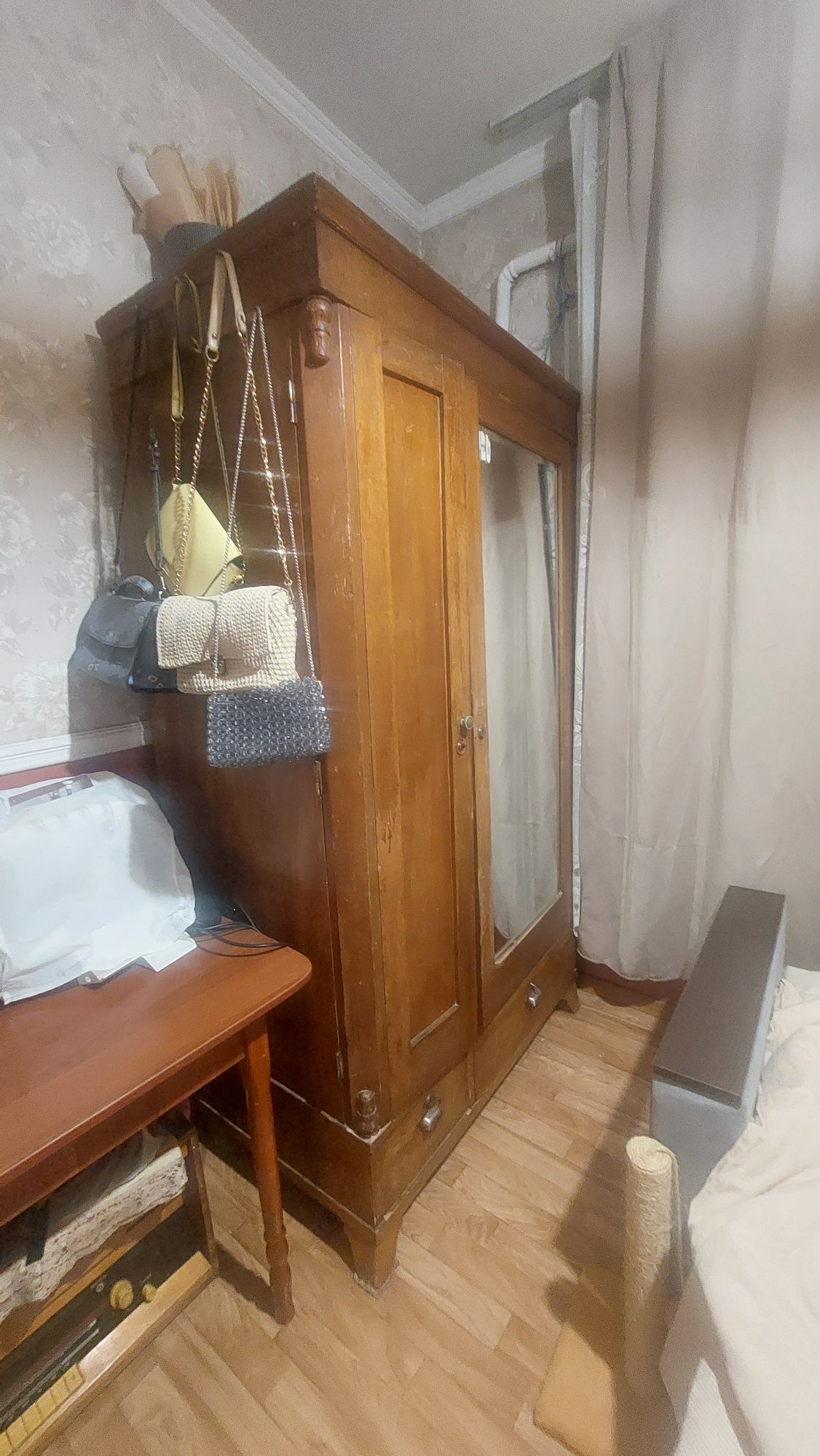Продам старинный шкаф, Высота 197, ширина 110, глубина  60