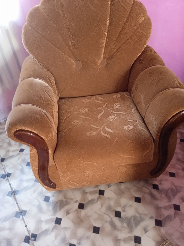 Продам диван с креслами.