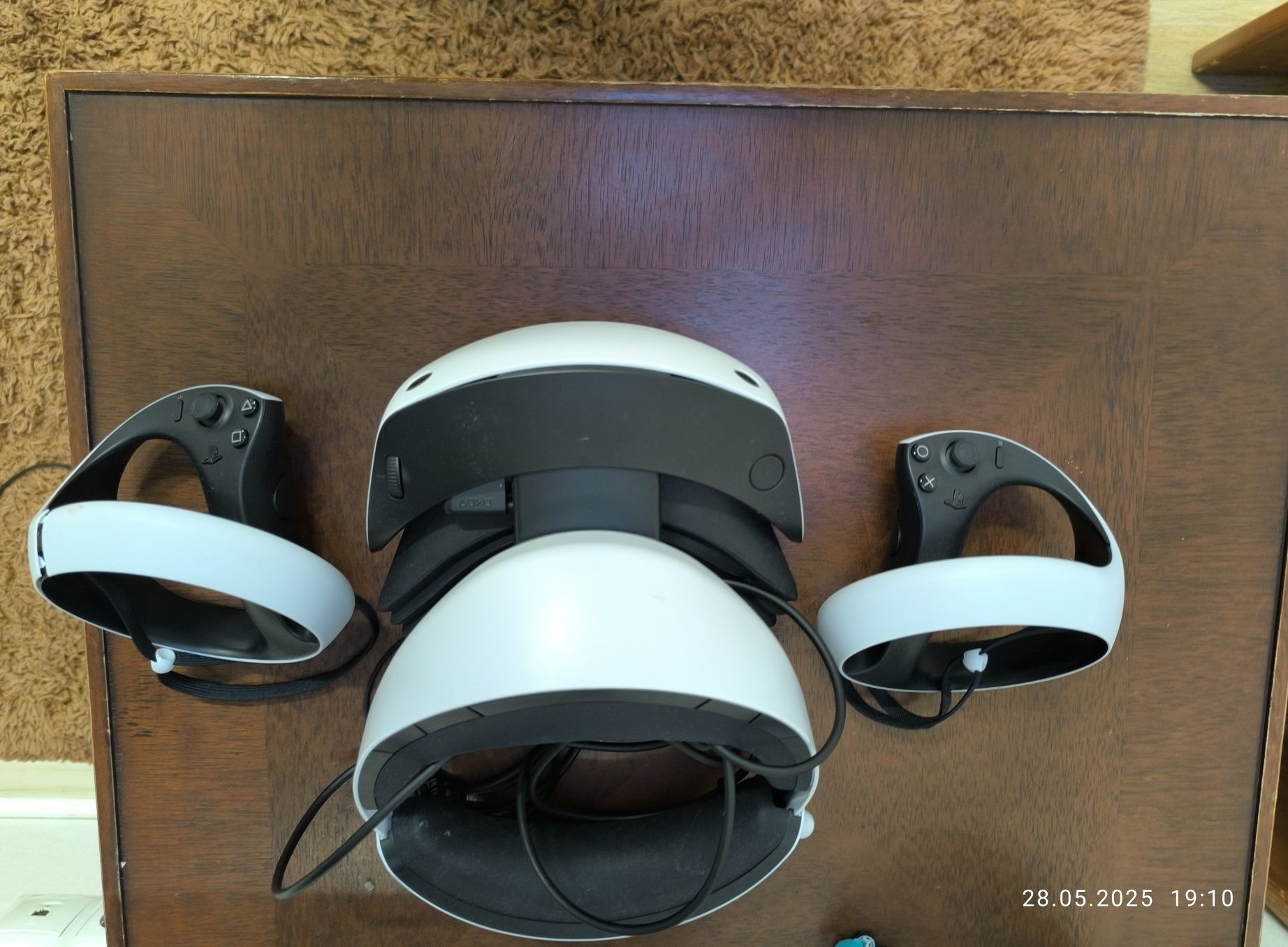 Продаю VR2 новый купил в прошлом году.