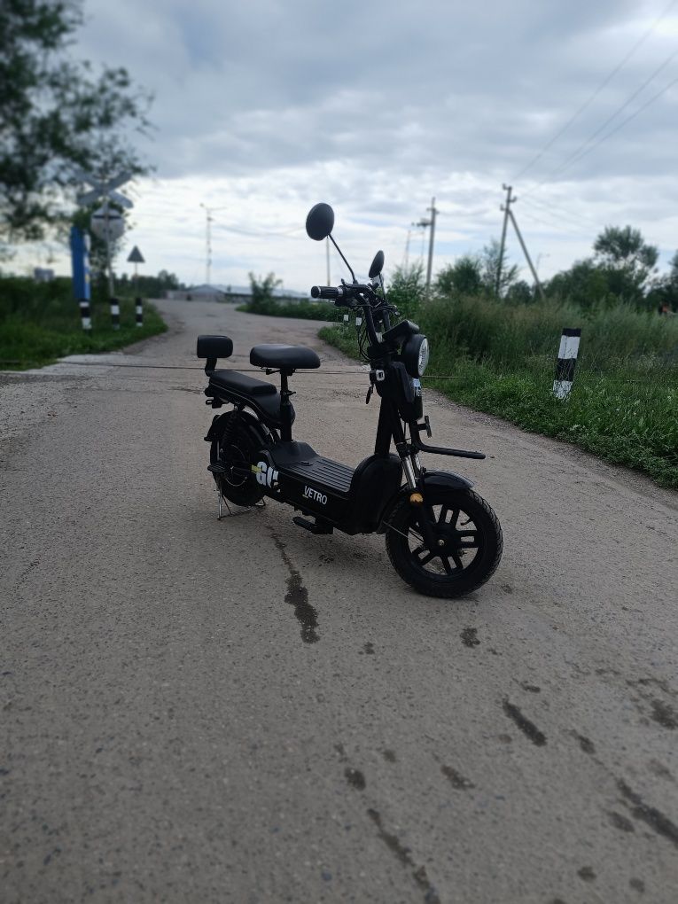 Электроскутер со шлемом
