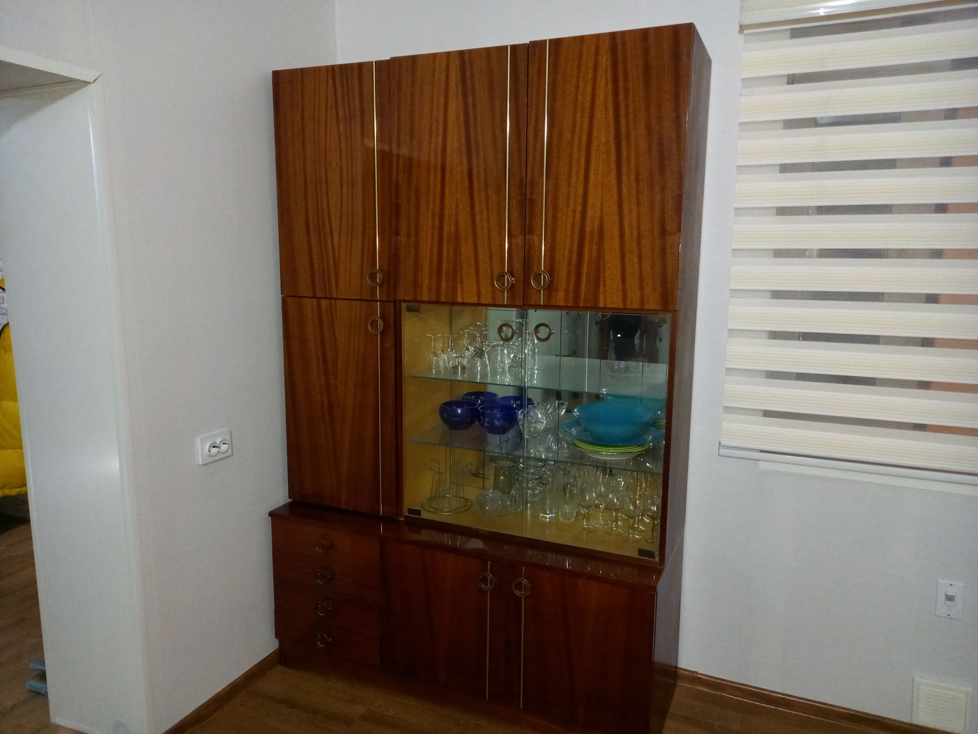 Продам сервант с зеркальным баром. Производство Чехия.