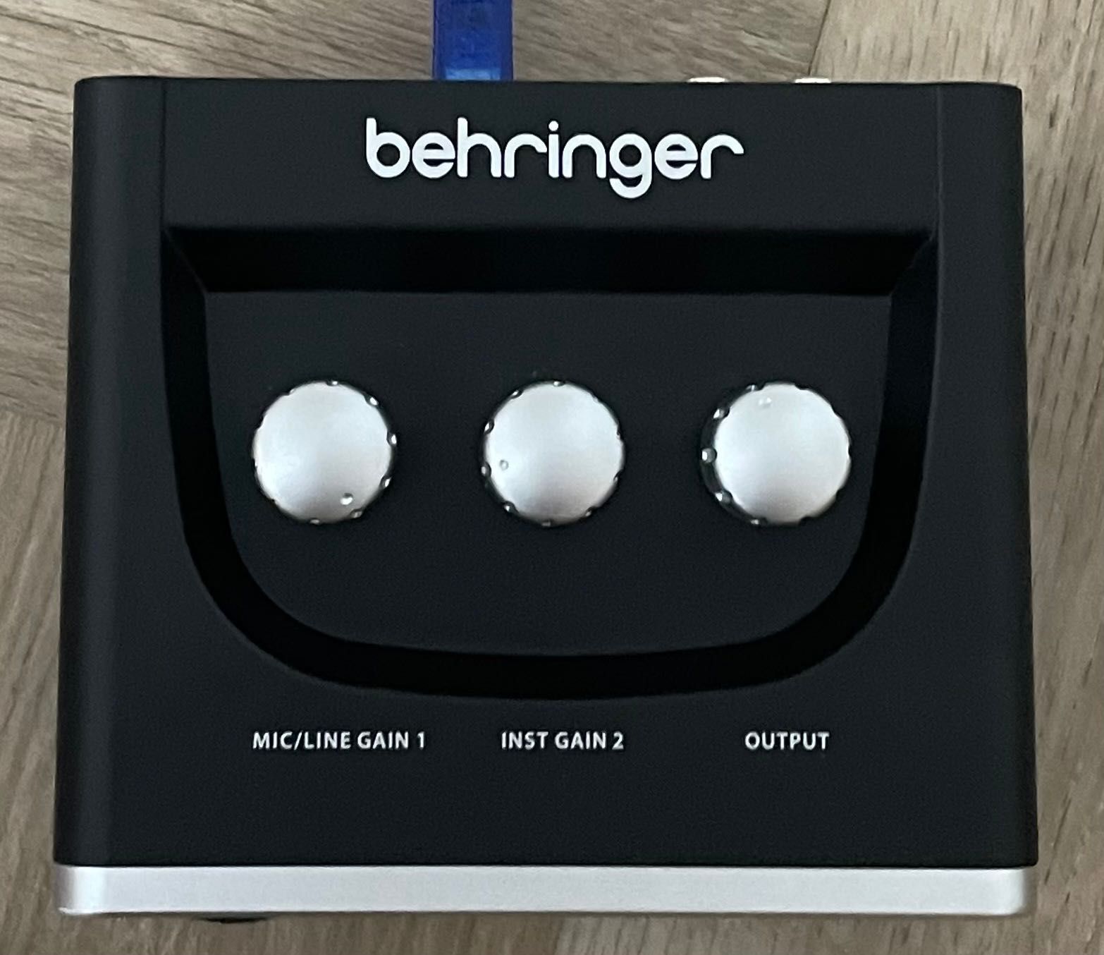 звуковая карта Behringer UM2
