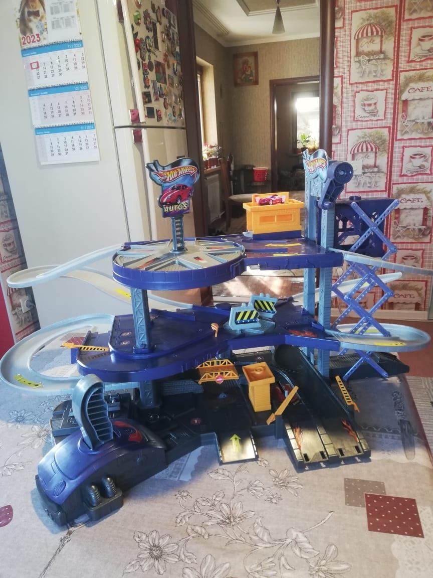 Продается парковка Hot Wheels
