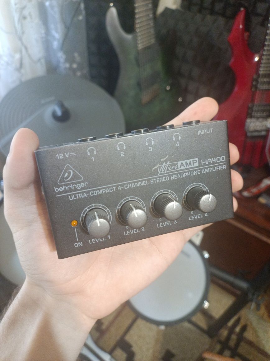 Усилитель для наушников Behringer HA400