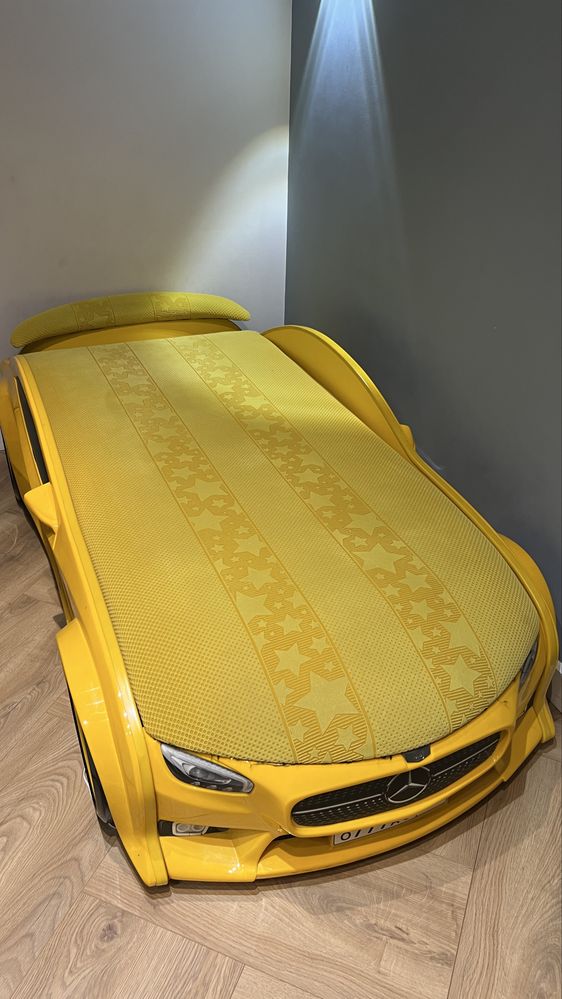 Продаем детскую кровать машину