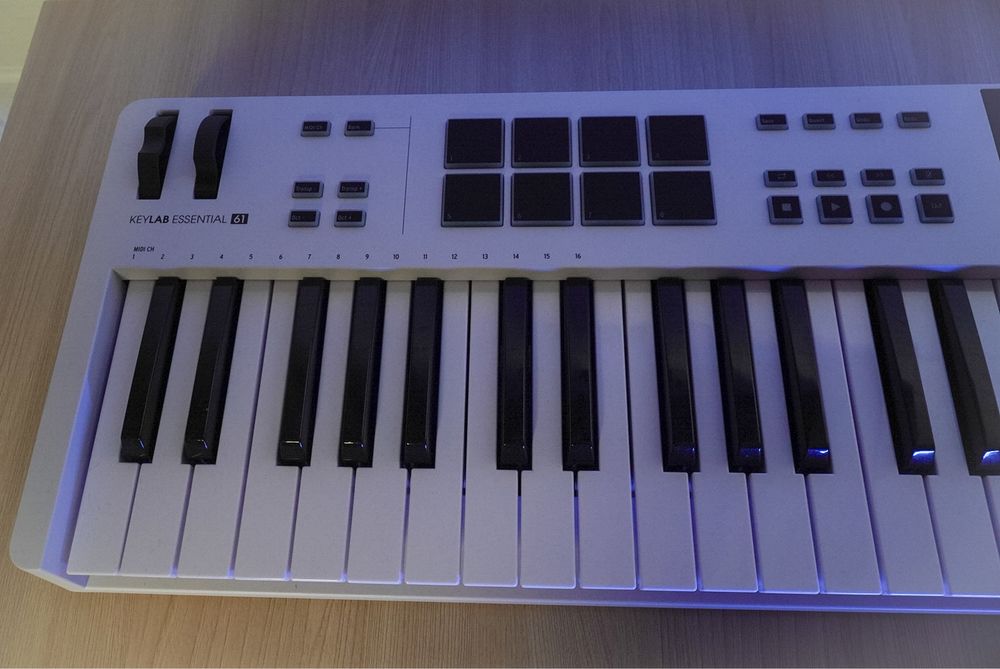 Arturia 61 mk3 миди клавиатура