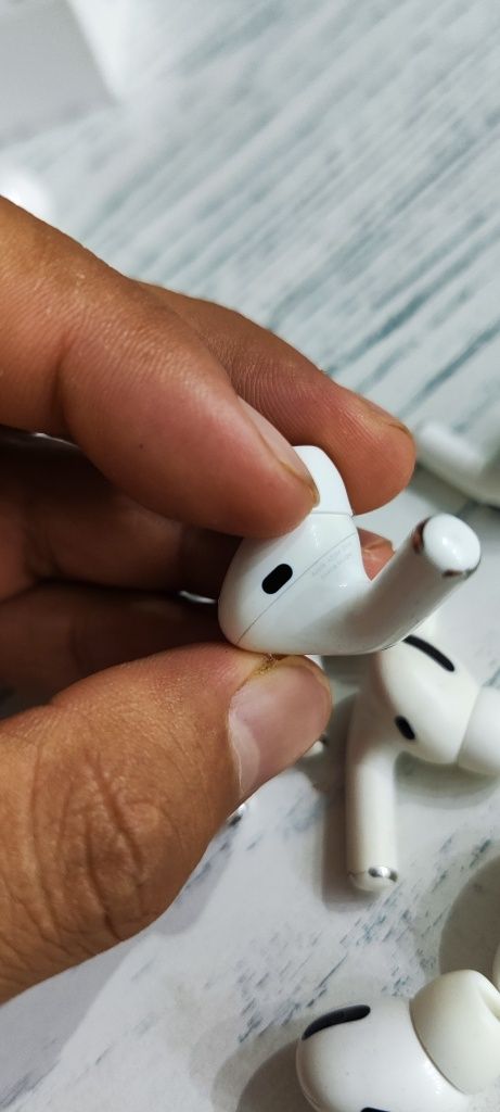 Продам оригинал правый ухо или левый ухо от Airpods pro