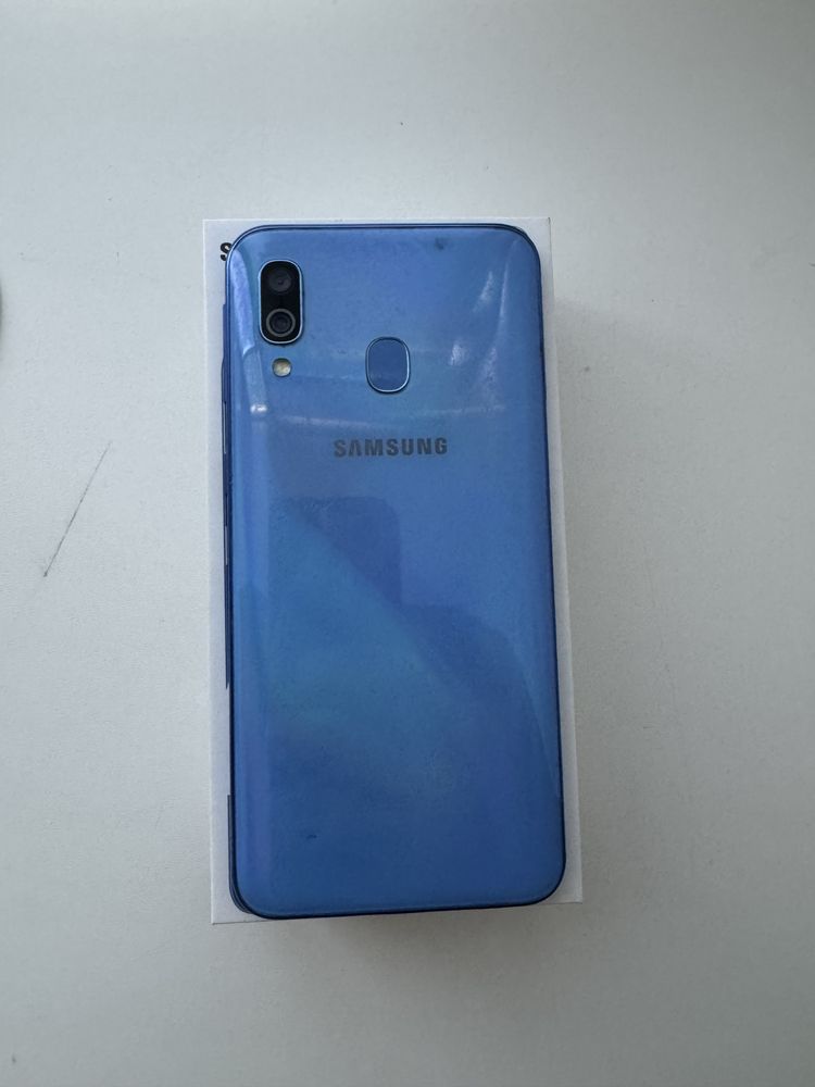 Samsung A40 телефон