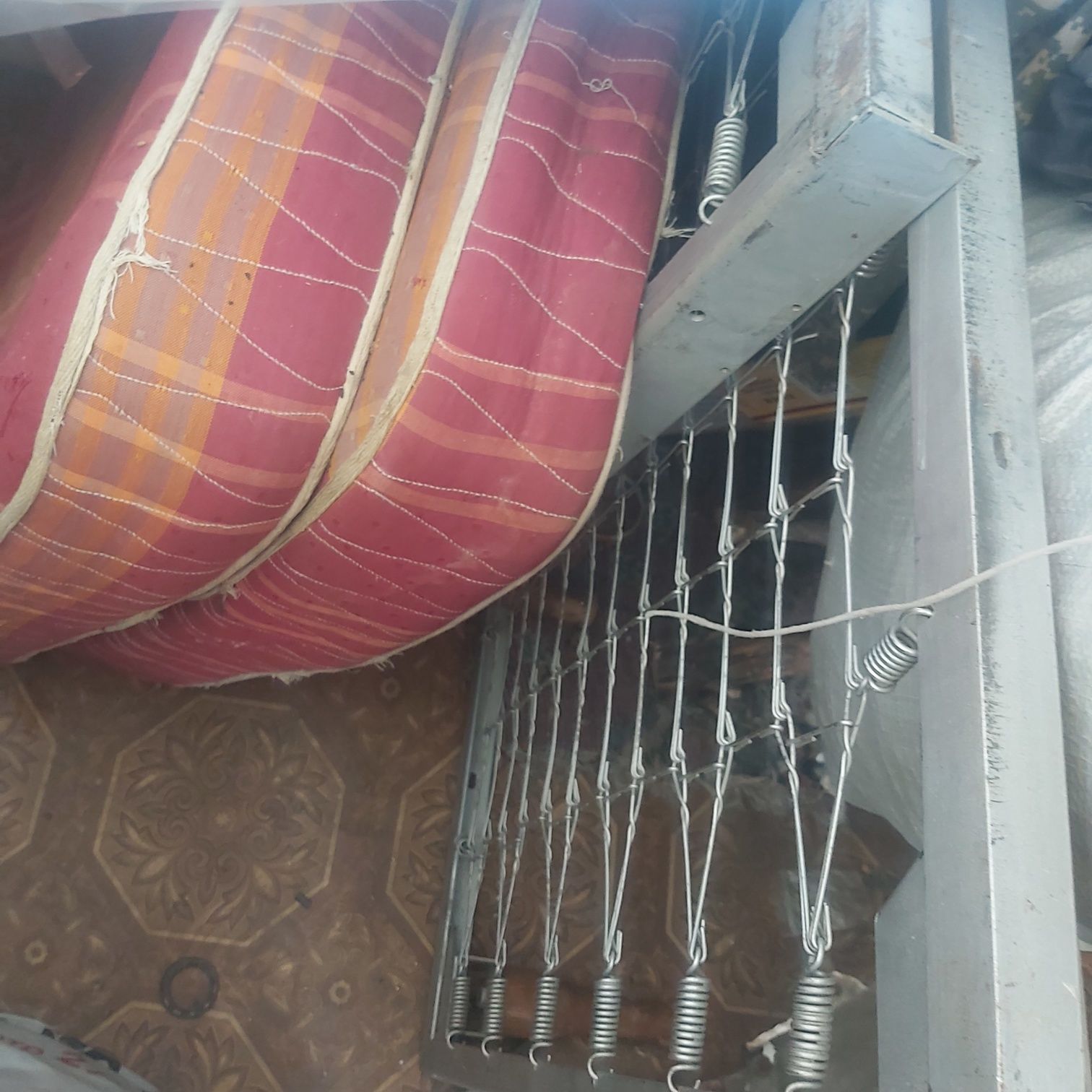 Продам 2 кровати с марками,недорого