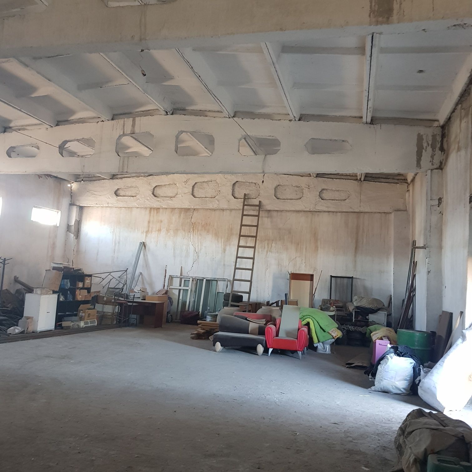 Продается производственная база.боксы 600кв.м .откормочная база 200кв.