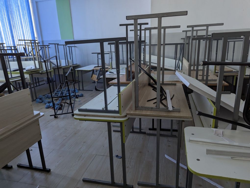 Продам парты со стульями б/у