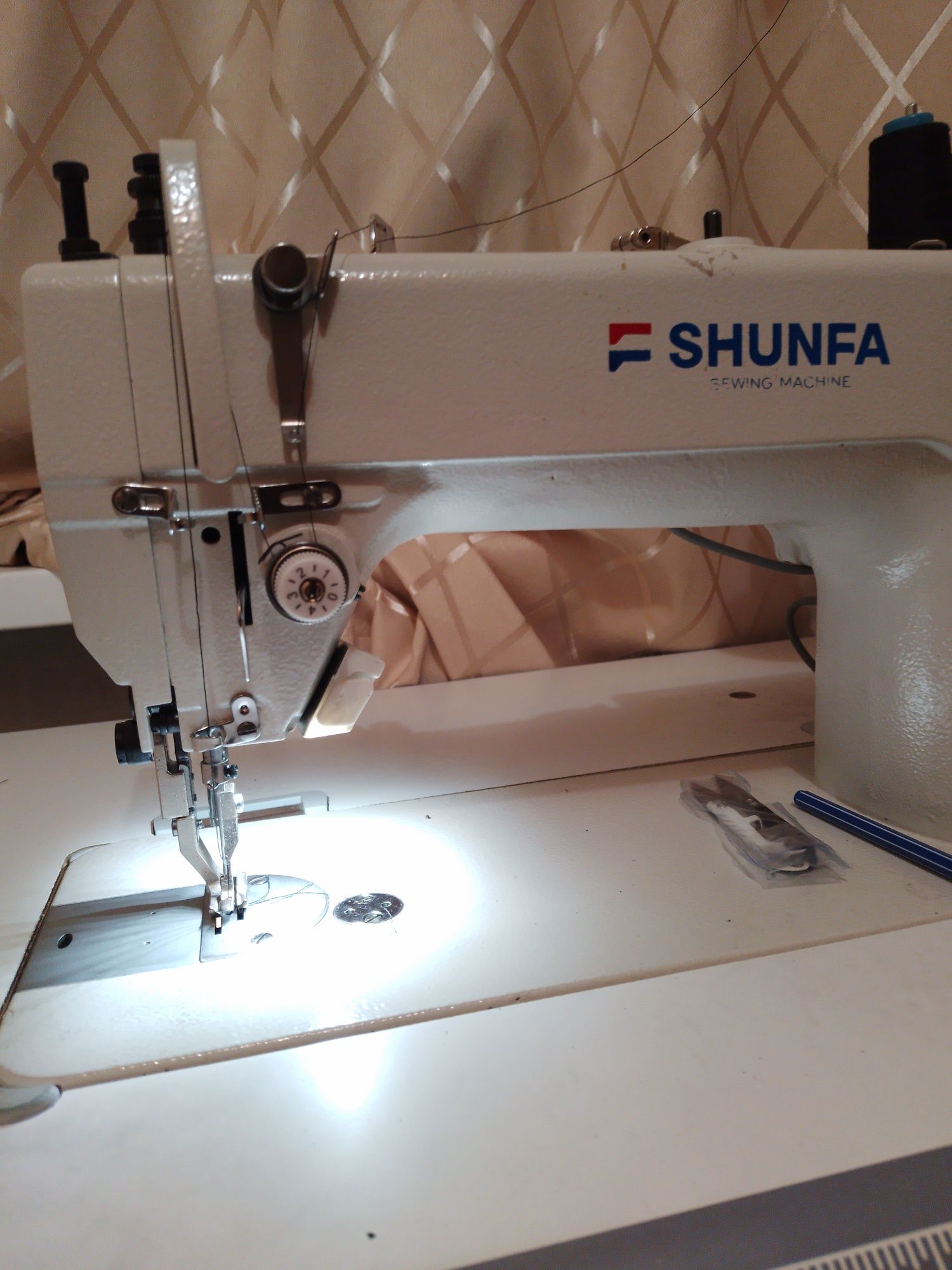 Швейная машина SHUNFA 0303D продам или меняю на колонковую машину