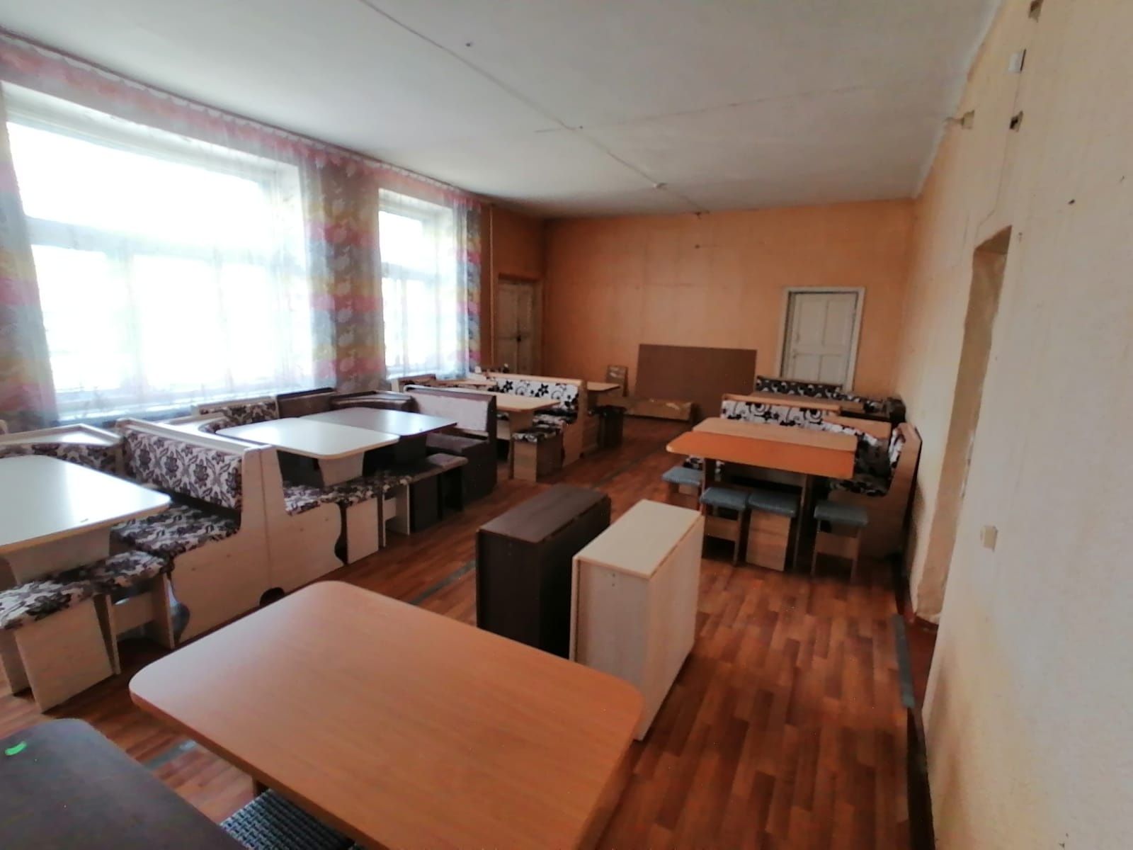 Продам действующие 2 магазина в 1-ом здании