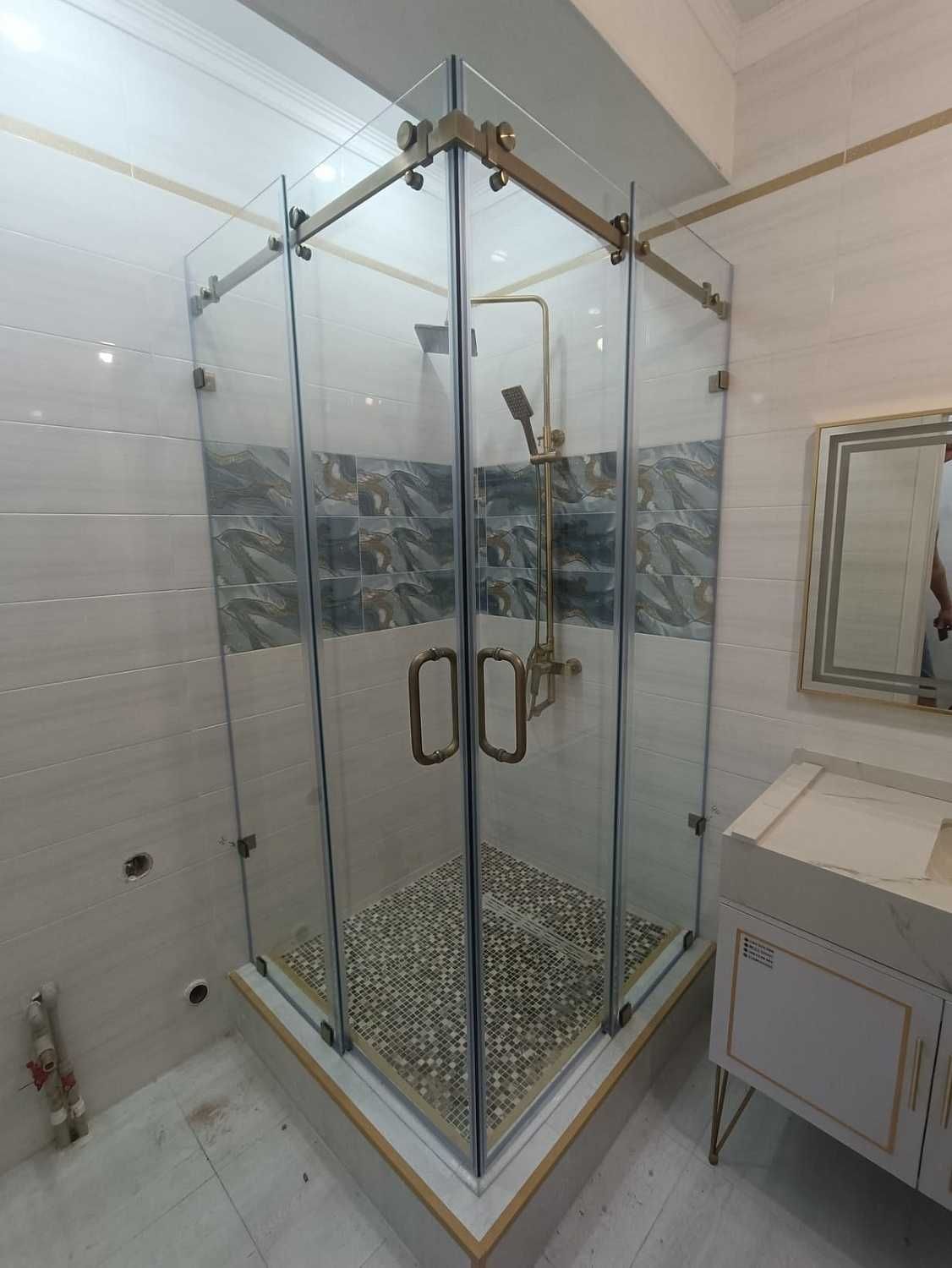 Стеклянные душевые кабины