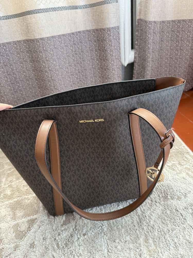 Продам оригинал сумку Michael Kors  кожа натуральная