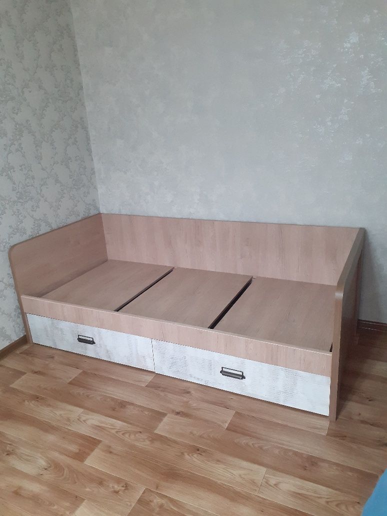 Продам кровать.односпальная размер 90 ×200 .