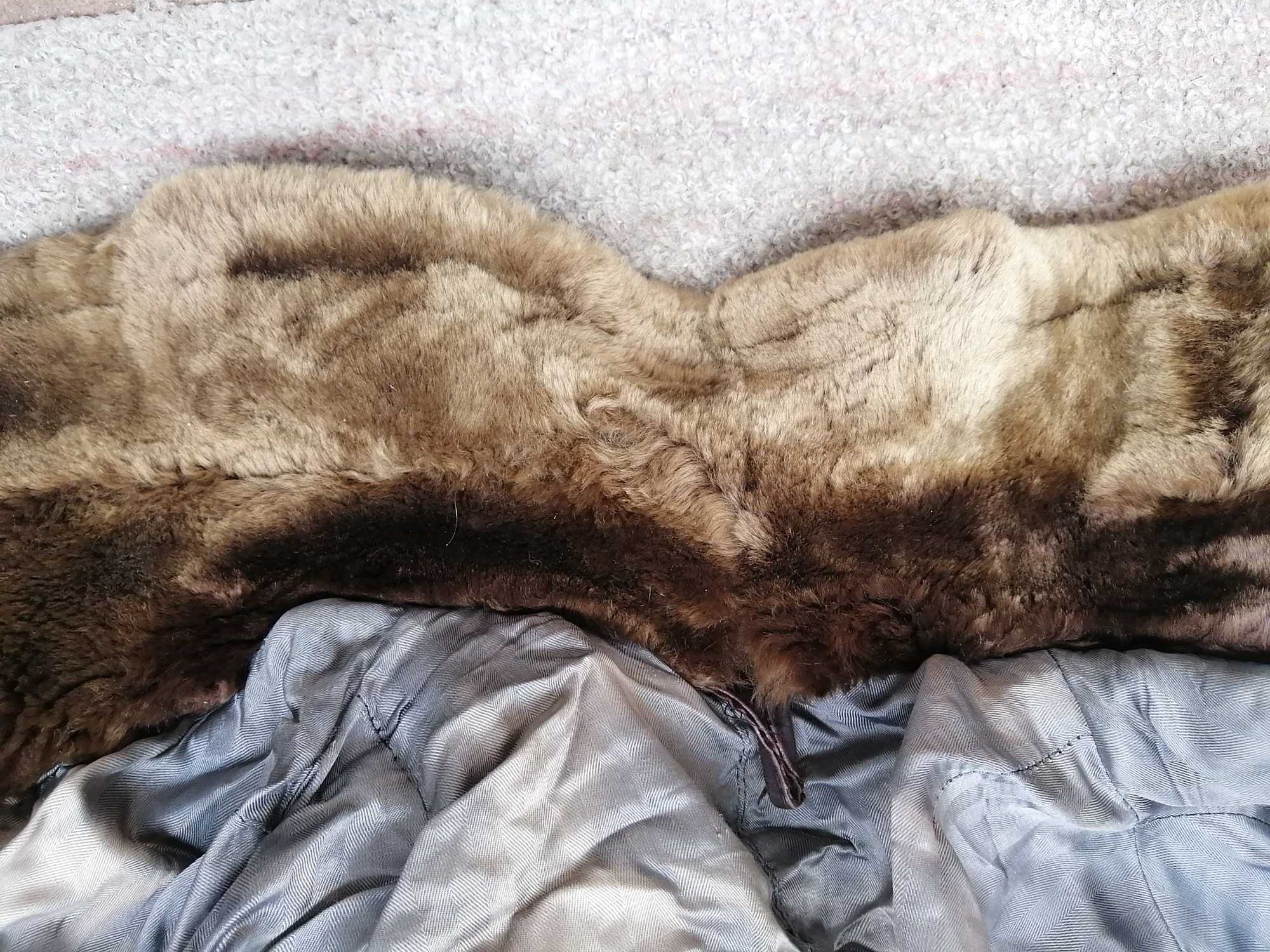 Продам воротник  цигейка вместе с женской дубленкой.