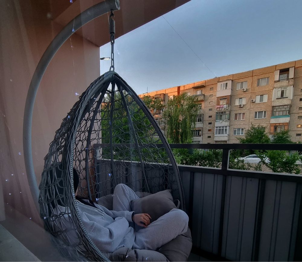 Кресло-кочеля кокон на стойке с подушками.