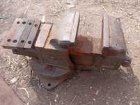 Тисы слесарные, резцы токарные.