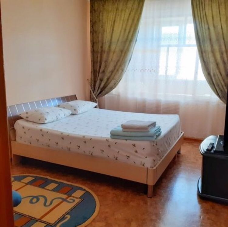 По часам квартира в центре. г Актобе 101 ,8 мкр, 12 мкр, 11 мкр