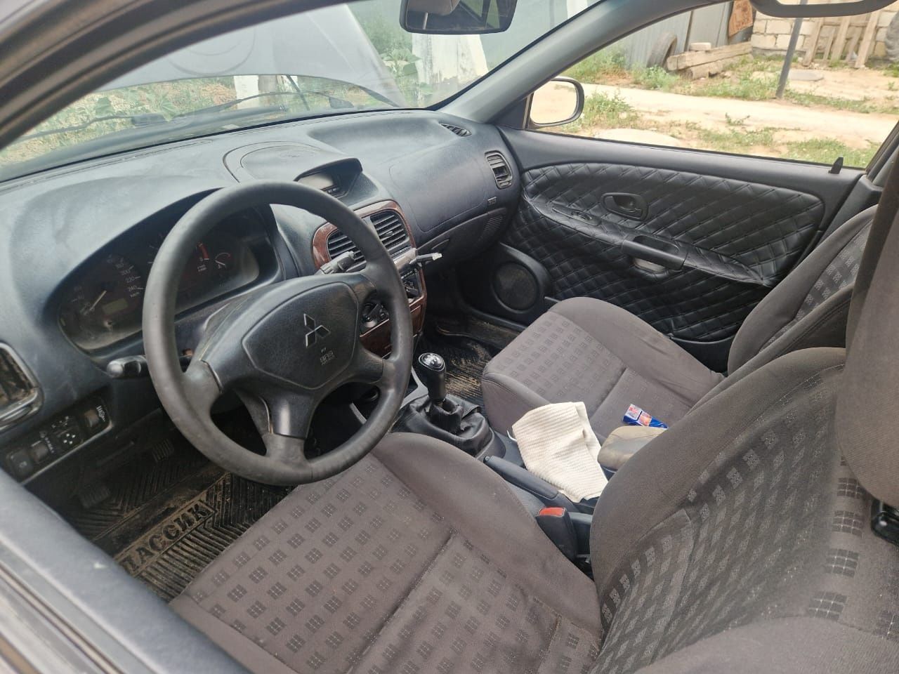 Продам машину mitsubishi carisma 2002 год