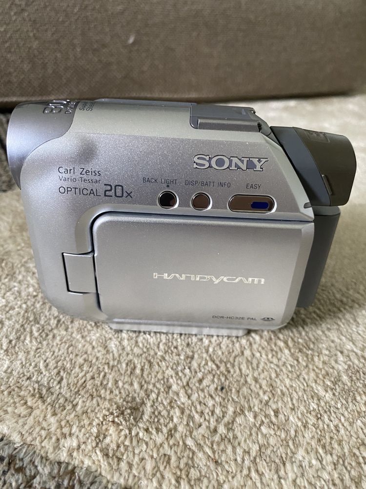 Зеркальный фотоаппарат Canon EOS 2000D и Камера Sony