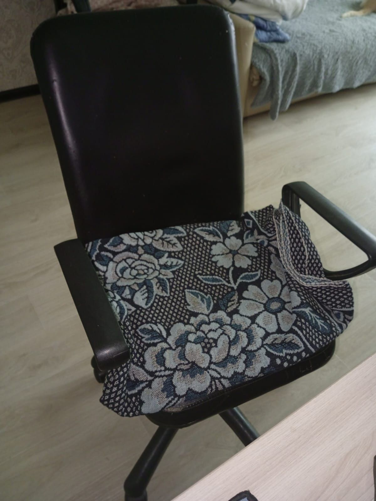 Продам компьютерное кожаное кресло
