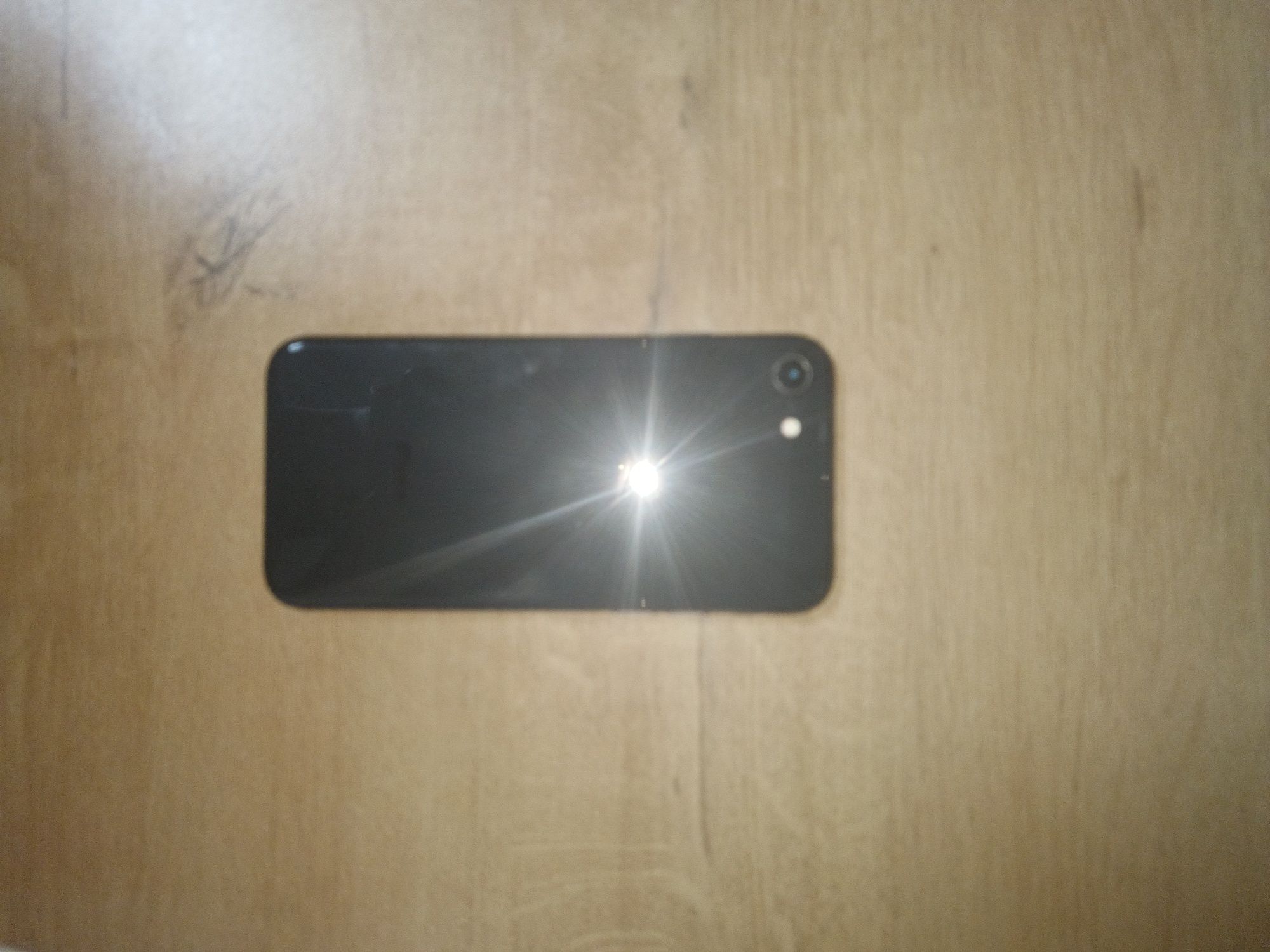 Продам iPhone 8.