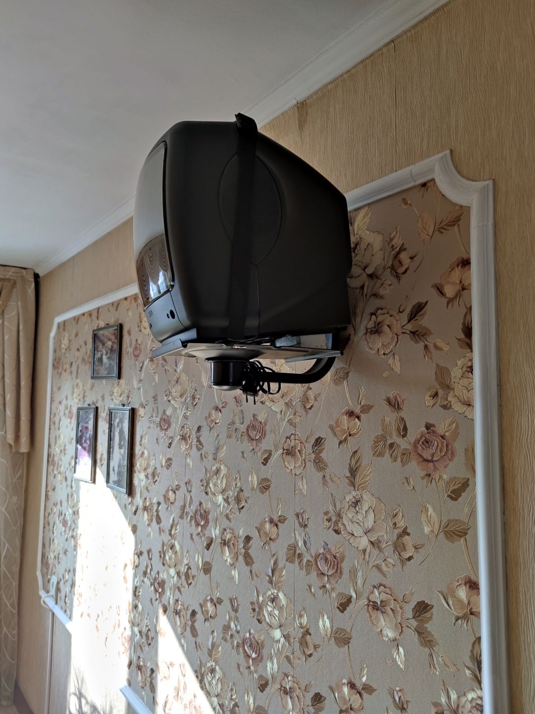 Продам телевизор PHILIPS бу с крепежным механизмом к стене.