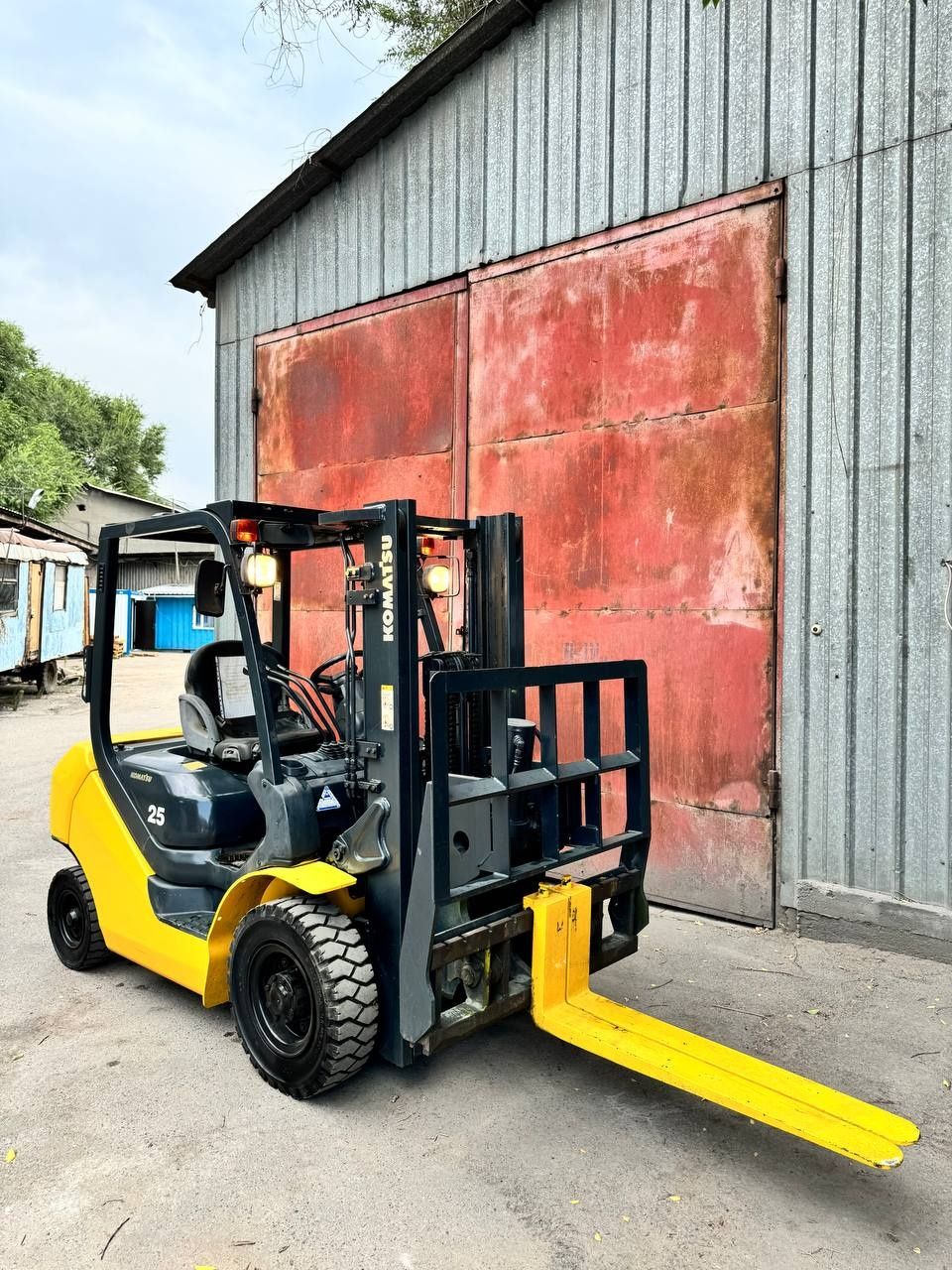Японский погрузчик KOMATSU FG25T-16 автомат