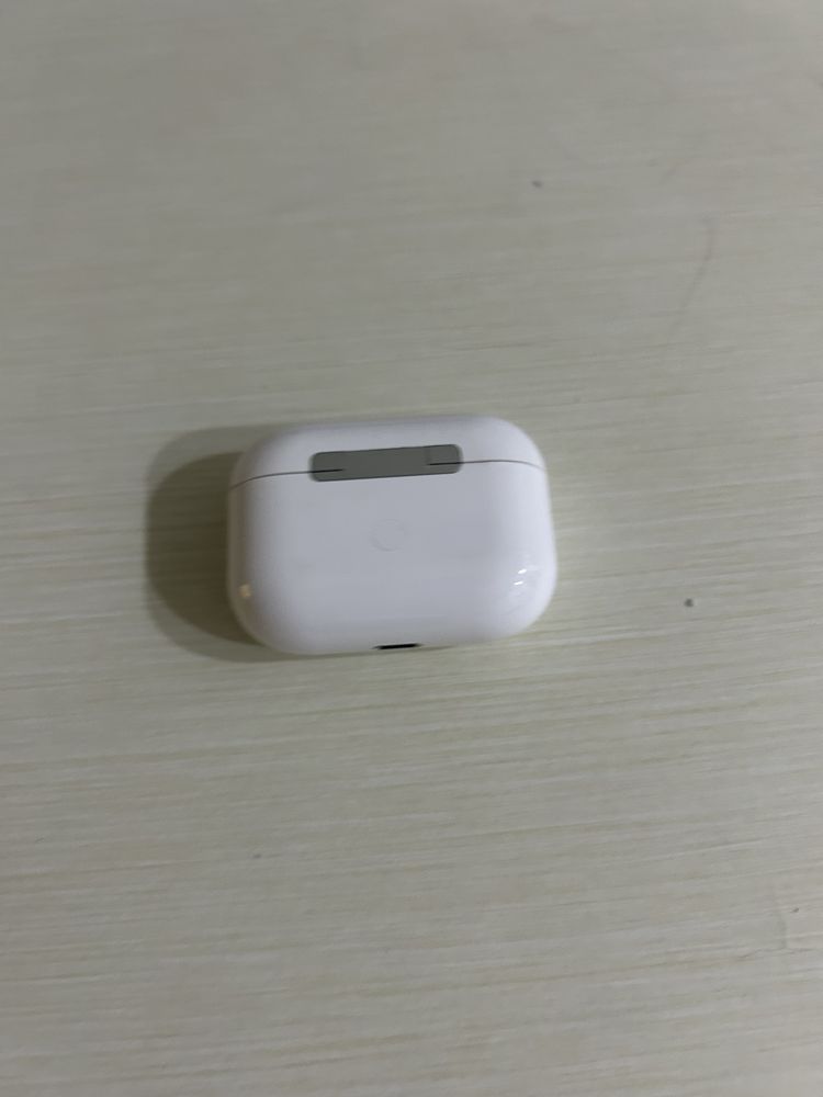 зарядный кейс от AirPods Pro