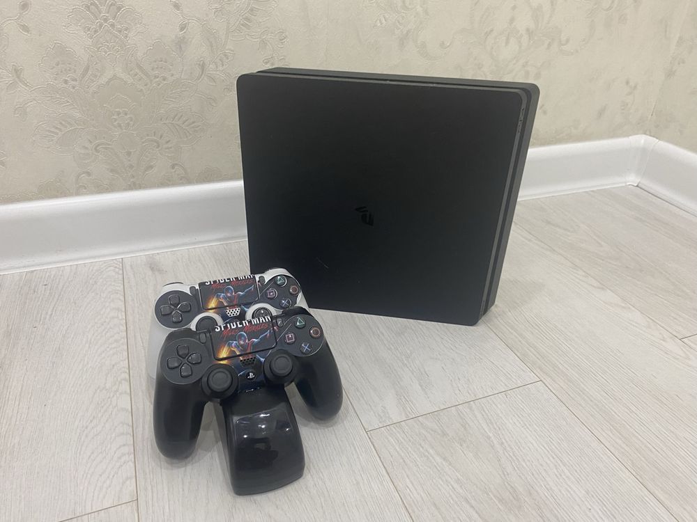 Продаю playstation 4 с играми