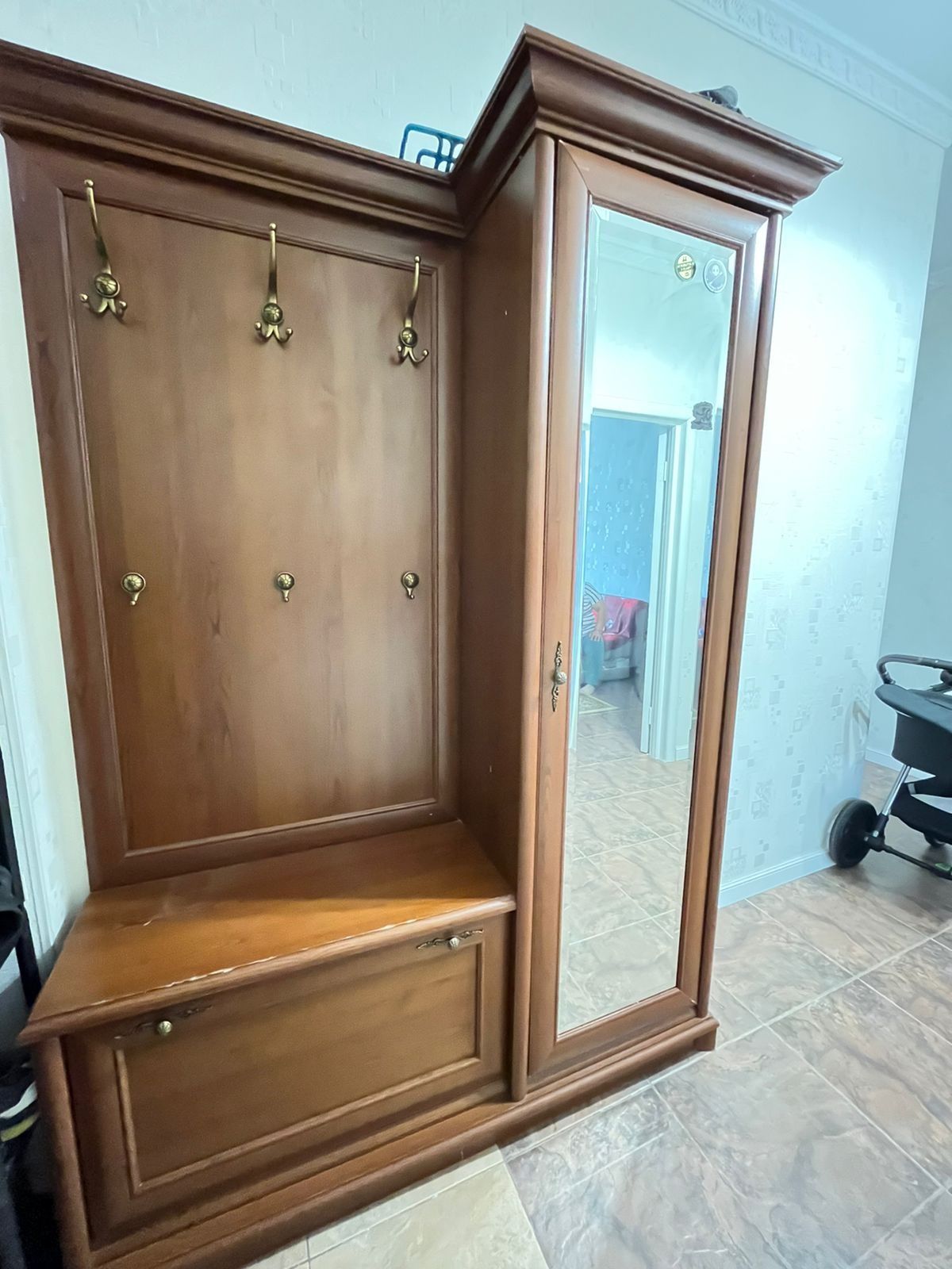 Срочно продам прихожку из красного дерева
