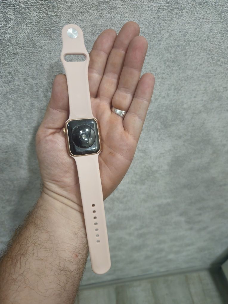Смарт-часы Apple Watch SE 40 мм золотистый