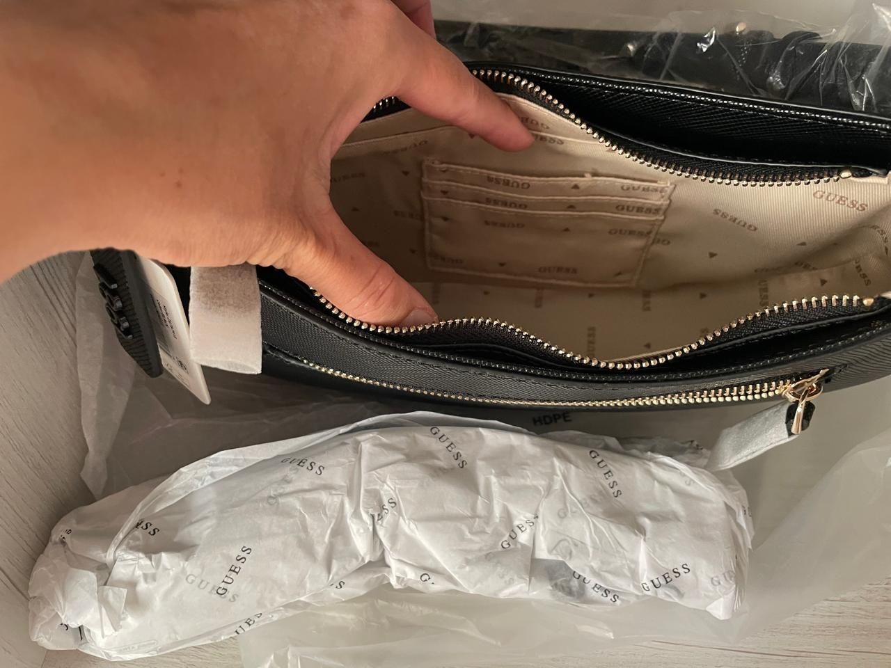 Сумка женская новая Guess продаётся.