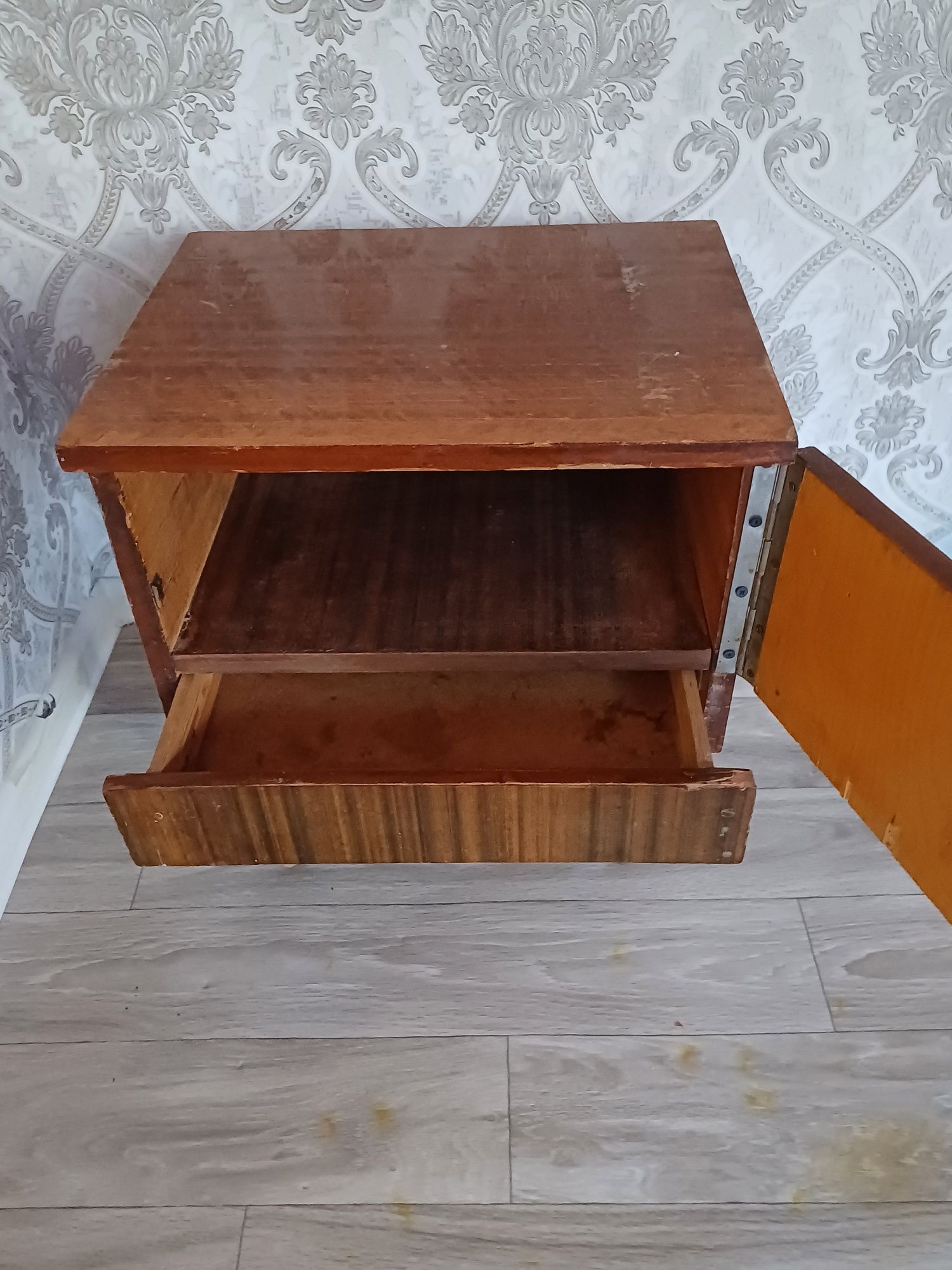 Срочно продам тумбочку.