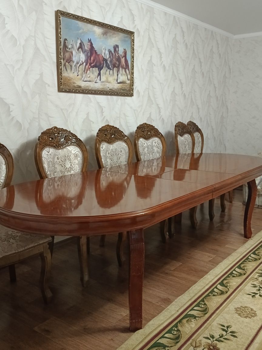 Раздвижной стол со стульями