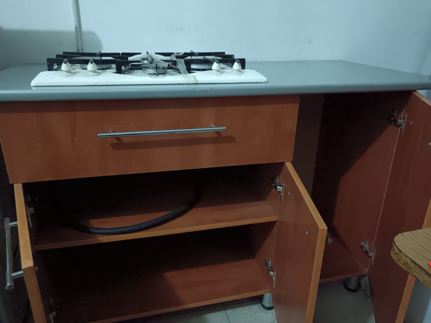 Продам газовую приставку Аристон 4- камфорную с тумбочкоир