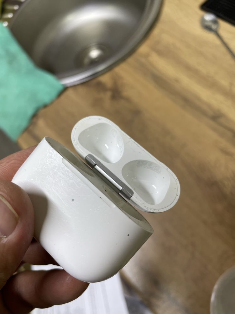 Продам кейс от AirPods 1 и AirPods 3