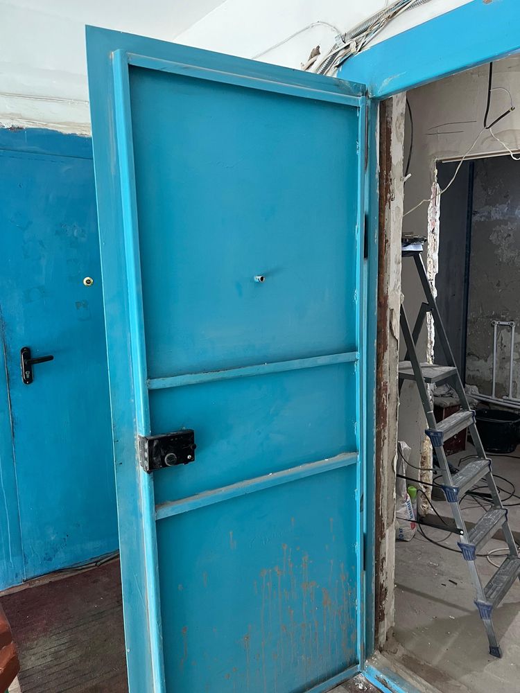 Продам входную железную дверь 90*210