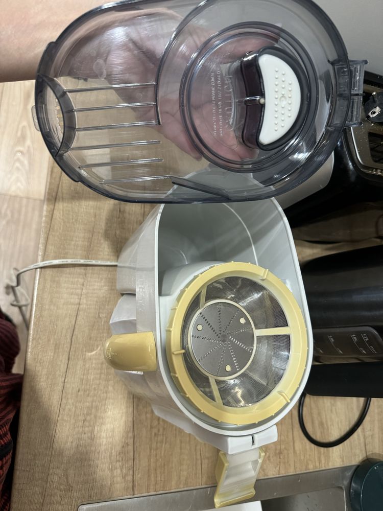 Соковыжималка Vitek Rainbow