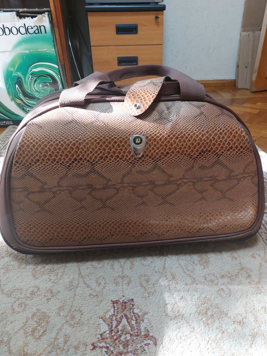 Продам дорожную сумку на колесиках