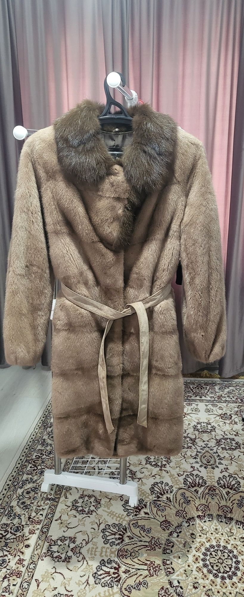 Норковая шуба, воротник из куницы.