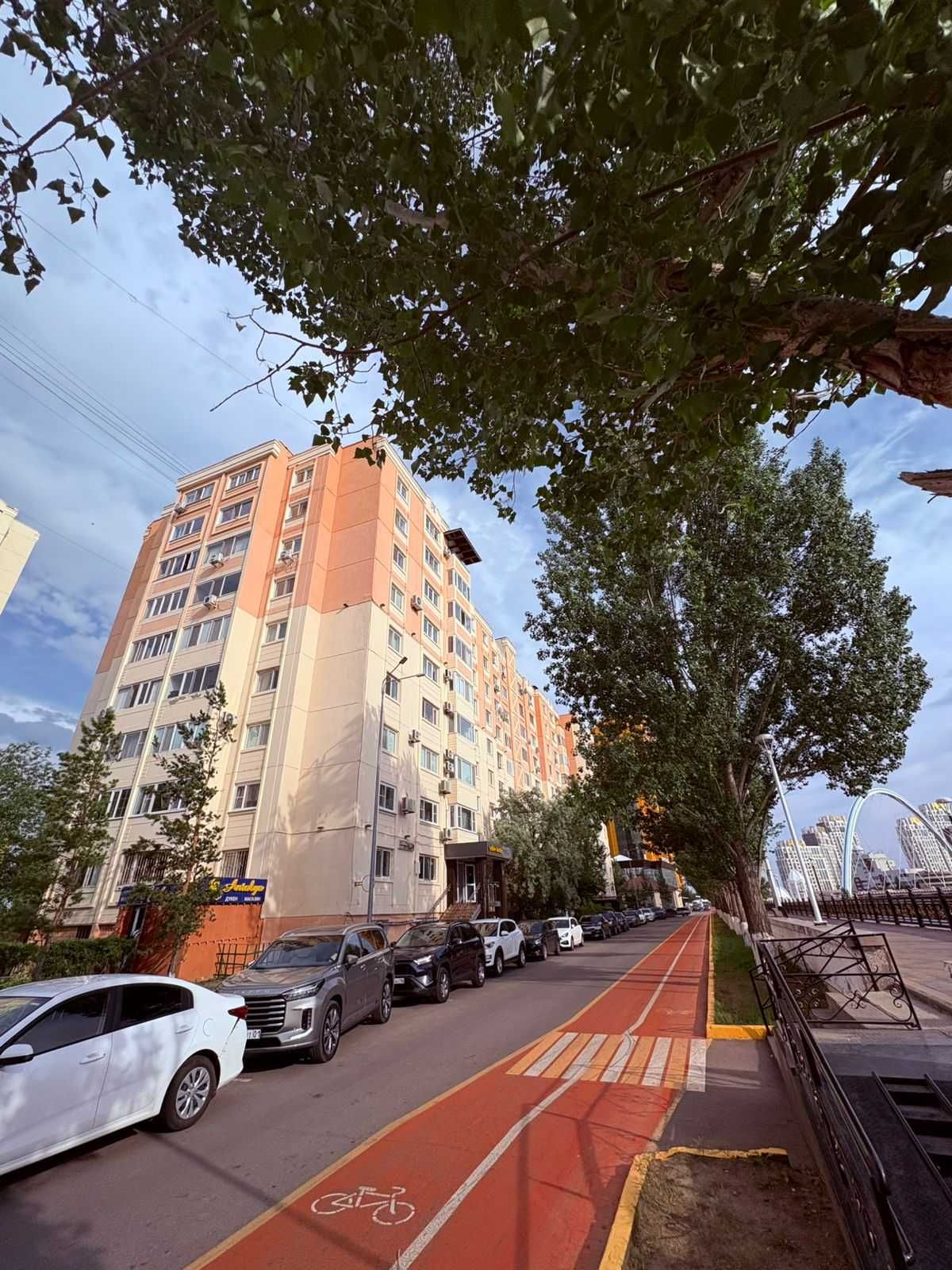 продается 4х комн.квартира.  Мкрн.Самал.   г.Астана