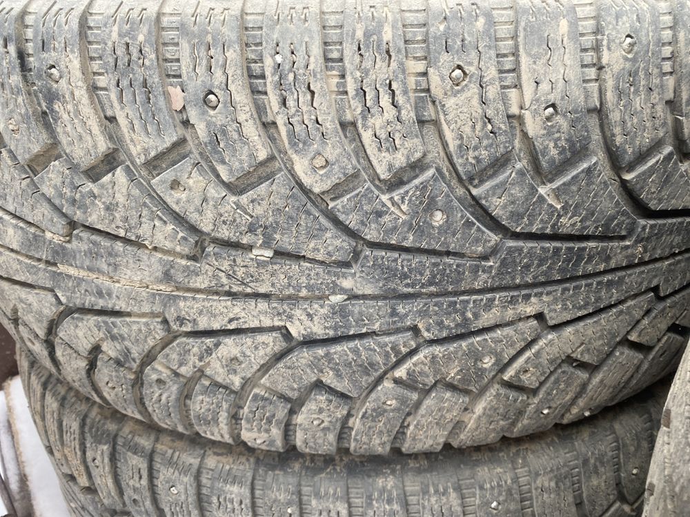 Продам Комплект Зимних Шипованных Шины!.Nokian 285/60 R18-4штуки.